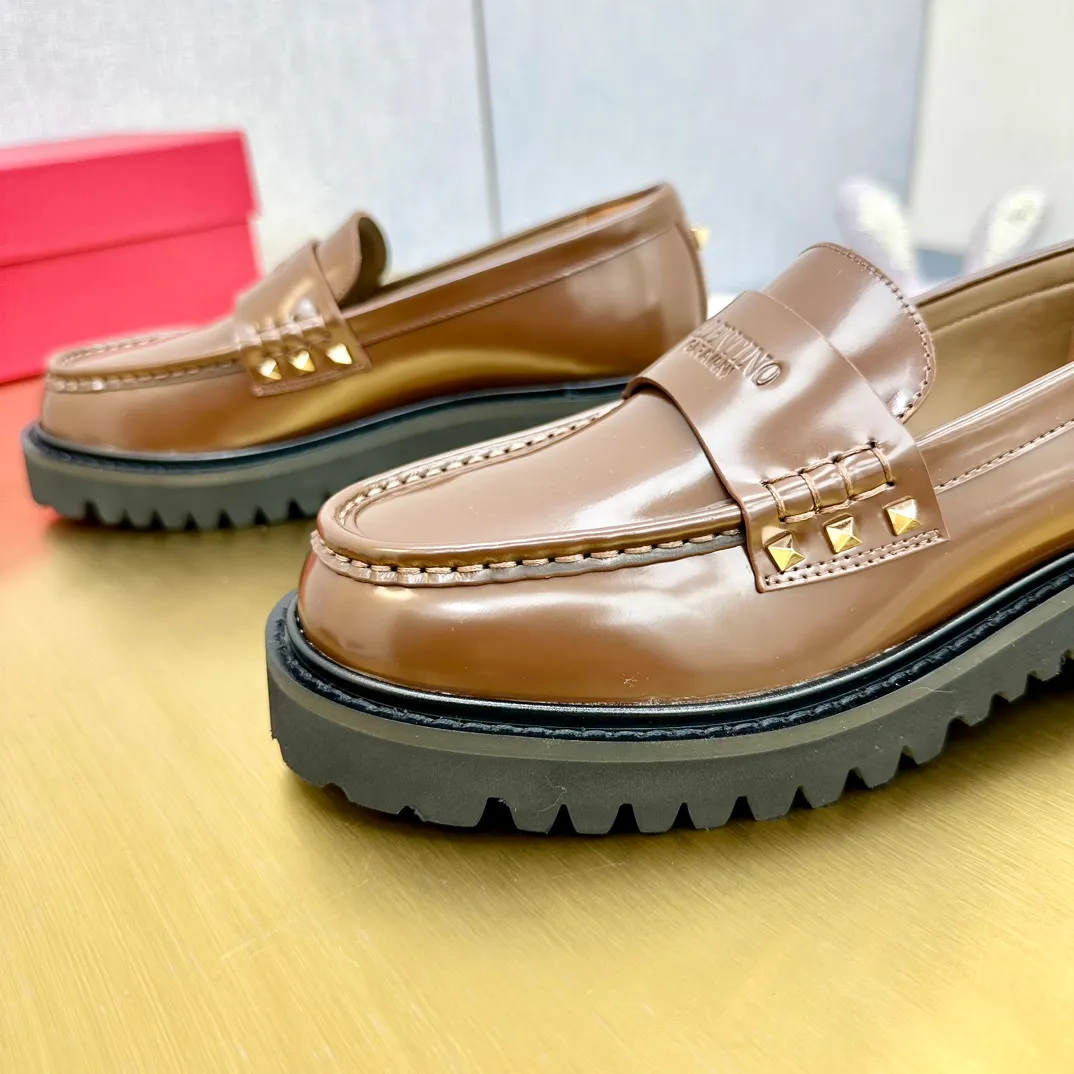👟👟Ex-factory price 560👟👟 2024【VALENTINO】Valentino's early spring fashionable slip-on loafers are hot new🆕 Versatile style with temperament💃🏻 Slay the whole audience immediately when you put them on [Love] The ultra-simple design is more timeless and attractive! Fashionable and neat feeling, it is a magic tool for increasing your height and slimming down ✨ The shoe collar is specially added with anti-wear latex! You won't feel tired after walking all day long🦶🏻 The upper is made of open-edge beaded cowhide material and paired with a calfskin lining, which is full of texture! 👿Bottom thickness 4.0cm 👿Color: Black Brown 👿Size: 35-40 Factory ready supply